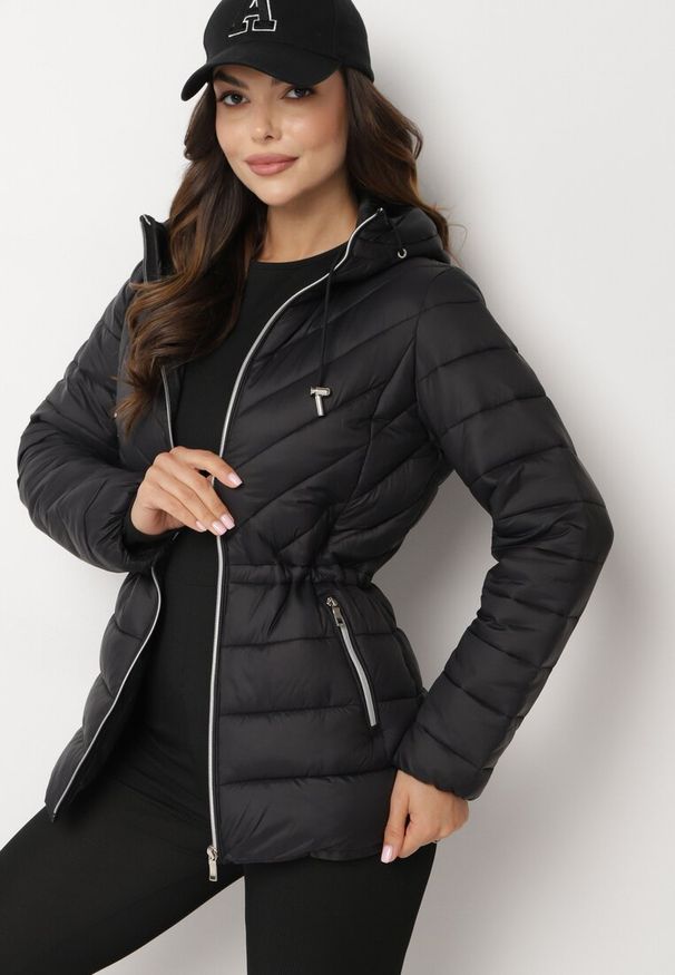 Born2be - Czarna Pikowana Kurtka z Kapturem i Ozdobnymi Sznurkami Zailora. Okazja: na co dzień. Typ kołnierza: kaptur. Kolor: czarny. Materiał: jeans. Styl: elegancki, casual