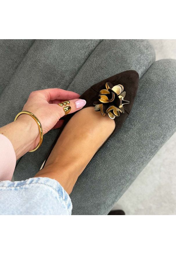 D. Brązowe czółenka damskie M.Daszyński Sa201a-4. Okazja: na imprezę, na co dzień. Kolor: brązowy. Materiał: zamsz. Wzór: kwiaty, aplikacja. Sezon: wiosna, lato. Obcas: na obcasie. Styl: wizytowy, casual, klasyczny, elegancki. Wysokość obcasa: niski