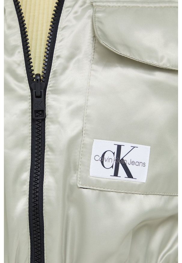 Calvin Klein Jeans kurtka dwustronna damska kolor zielony przejściowa oversize. Kolor: zielony. Materiał: włókno