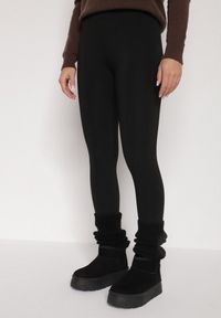 Born2be - Czarne Gładkie Legginsy z Wysokim Stanem Ociepleniem i Zapiętkami Ferisanna. Okazja: na co dzień. Stan: podwyższony. Kolor: czarny. Wzór: gładki. Styl: casual #1