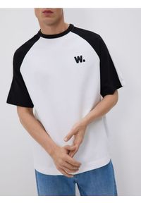 Reserved - T-shirt oversize z raglanowym rękawem - biały. Kolor: biały. Materiał: dzianina, bawełna. Długość rękawa: raglanowy rękaw