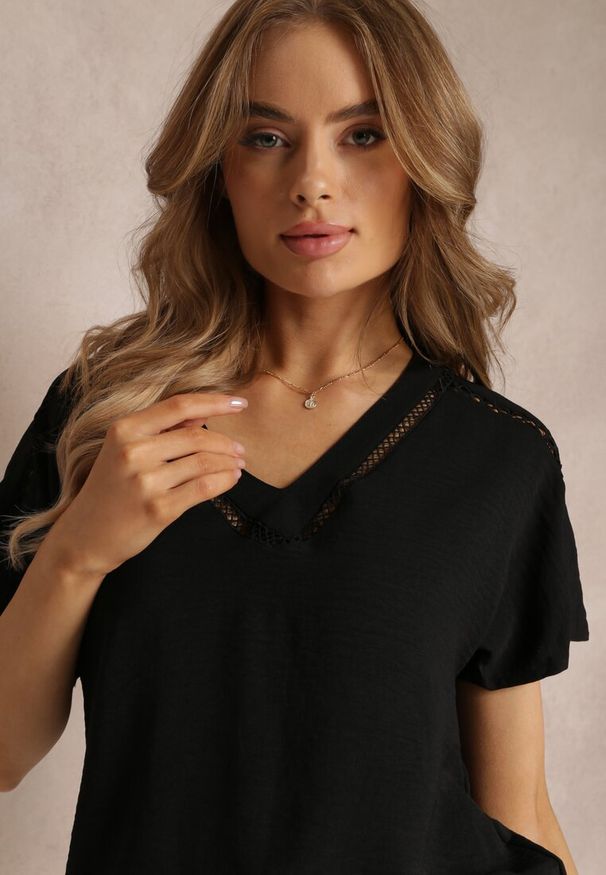 Renee - Czarna Rozszerzana Bluzka z Krótkimi Rękawami i Ażurowymi Taśmami Zaylor. Kolor: czarny. Długość rękawa: krótki rękaw. Długość: krótkie. Wzór: ażurowy. Sezon: lato, wiosna