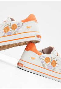 bonprix - Sneakersy marki Mustang z haftem. Kolor: biały. Wzór: nadruk, haft, kwiaty #2