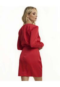 BOSKATA - Czerwona sukienka z marszczeniem Larissa. Typ kołnierza: dekolt w kształcie V. Kolor: czerwony. Długość rękawa: długi rękaw. Typ sukienki: asymetryczne. Długość: mini #2