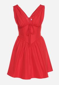 Born2be - Czerwona Sukienka Vices o Rozkloszowanym Kroju z Wiązaniem Foliseia. Okazja: na co dzień. Typ kołnierza: dekolt w kształcie V. Kolor: czerwony. Materiał: jeans, poliester. Długość rękawa: bez rękawów. Styl: klasyczny, casual, elegancki #7