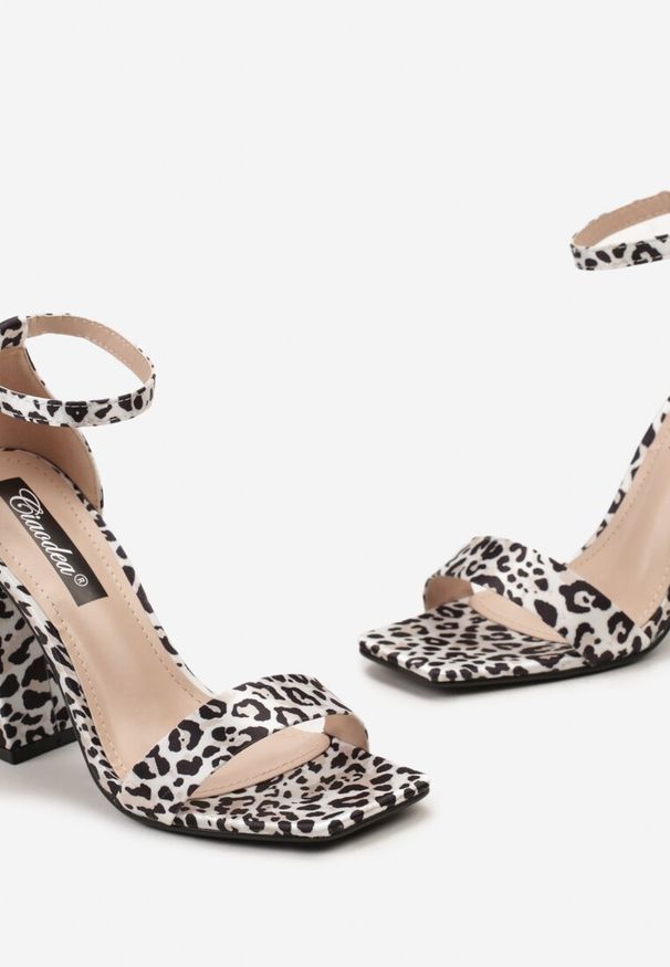 Renee - Białe Eleganckie Sandały na Słupku z Paskiem ze Sprzączką Yvelisse. Zapięcie: pasek. Kolor: biały. Obcas: na słupku. Styl: elegancki