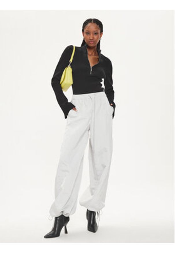 GESTUZ - Gestuz Spodnie materiałowe 10908112 Szary Relaxed Fit. Kolor: szary. Materiał: syntetyk