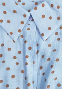 Renee - Niebieska Wiskozowa Sukienka w Kropeczki o Koszulowym Kroju z Wiązanym Paskiem Jynyra. Kolor: niebieski. Materiał: wiskoza. Sezon: lato. Typ sukienki: koszulowe. Styl: elegancki, retro, klasyczny #5