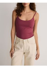 Reserved - Gładki top na ramiączkach - jasnofioletowy. Kolor: fioletowy. Materiał: dzianina. Długość rękawa: na ramiączkach. Długość: krótkie. Wzór: gładki #1