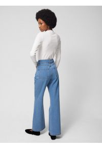 outhorn - Longsleeve basic w prążki damski - złamana biel. Okazja: na co dzień. Typ kołnierza: kołnierzyk stójkowy. Materiał: prążkowany, bawełna, elastan, materiał, dzianina. Długość rękawa: długi rękaw. Długość: długie. Wzór: prążki. Styl: casual #2