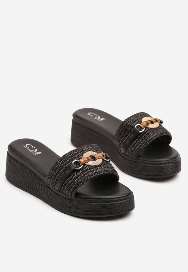 Born2be - Czarne Klapki na Koturnie z Metaliczną Aplikacją Nonaviaen. Okazja: na co dzień. Nosek buta: otwarty. Kolor: czarny. Wzór: aplikacja. Sezon: lato. Obcas: na koturnie. Styl: casual, elegancki