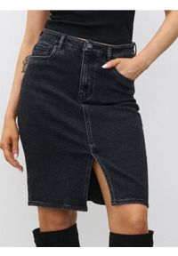 Sinsay - Jeansowa spódnica - czarny. Kolor: czarny. Materiał: jeans