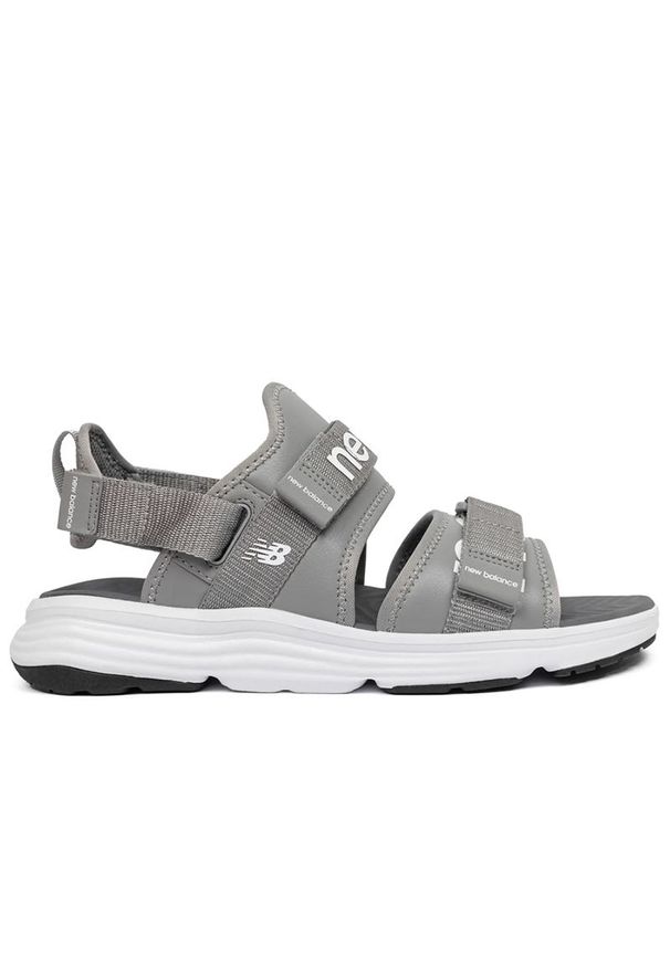 Sandały New Balance SUA750C3 - szare. Zapięcie: rzepy. Kolor: szary. Materiał: guma, tworzywo sztuczne, materiał, syntetyk. Wzór: paski. Styl: klasyczny
