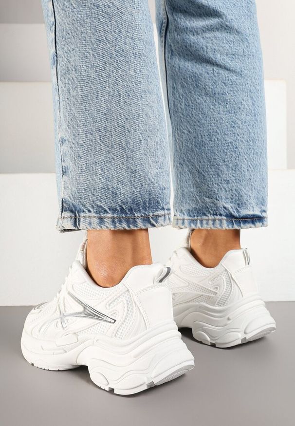 Renee - Białe Sneakersy na Platformie z Geometrycznym Wzorem Farissa. Okazja: na co dzień. Kolor: biały. Materiał: jeans. Wzór: geometria. Obcas: na platformie