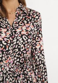 Born2be - Czarna Koszulowa Sukienka Mini z Wiązanym Paskiem Sonnad. Kolor: czarny. Materiał: materiał. Typ sukienki: koszulowe. Długość: mini #6