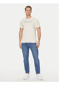 Tommy Jeans T-Shirt Linear Logo DM0DM20744 Beżowy Regular Fit. Kolor: beżowy. Materiał: bawełna