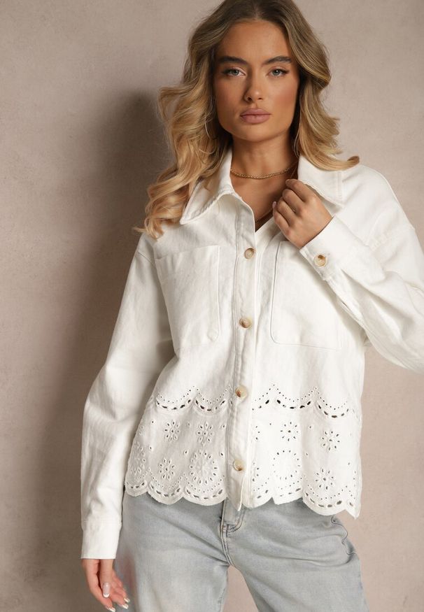 Renee - Biała Kurtka Ażurowa o Koszulowym Kroju z Kieszeniami Leniera. Okazja: na co dzień. Kolor: biały. Materiał: jeans. Wzór: ażurowy. Sezon: wiosna. Styl: elegancki, casual, klasyczny