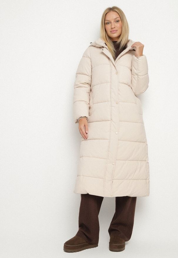 Born2be - Jasnobeżowa Długa Pikowana Kurtka z Kapturem Afarriva. Okazja: do pracy, na spacer, na co dzień, na spotkanie biznesowe. Typ kołnierza: kaptur. Kolor: beżowy. Długość: długie. Styl: klasyczny, casual, elegancki, biznesowy