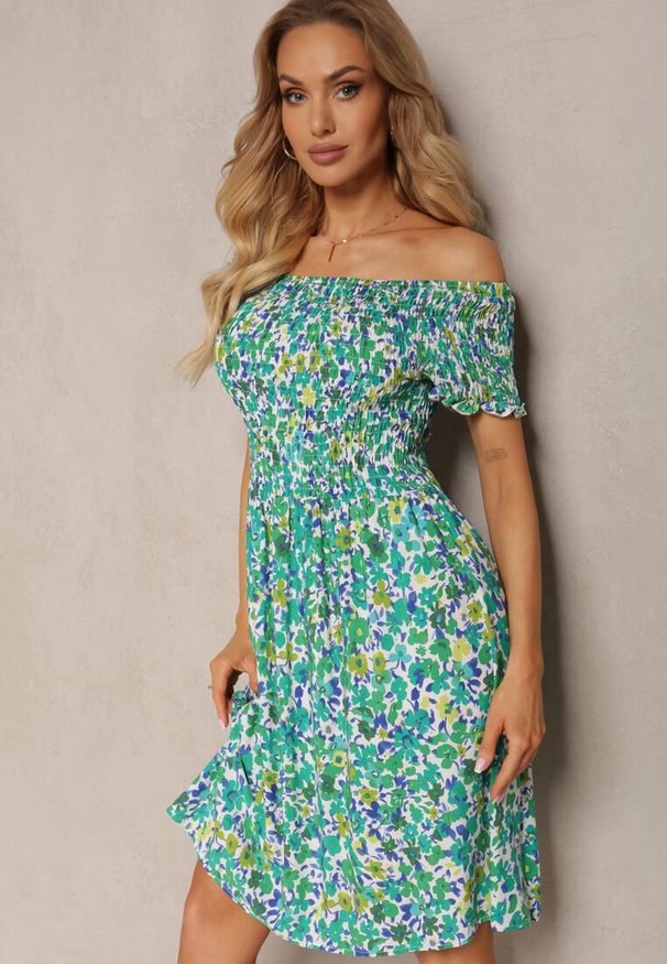 Renee - Zielona Sukienka z Wiskozy Hiszpanka z Gumką w Pasie Atriada. Typ kołnierza: dekolt hiszpanka. Kolor: zielony. Materiał: wiskoza. Długość rękawa: krótki rękaw. Wzór: kolorowy, kwiaty. Sezon: lato