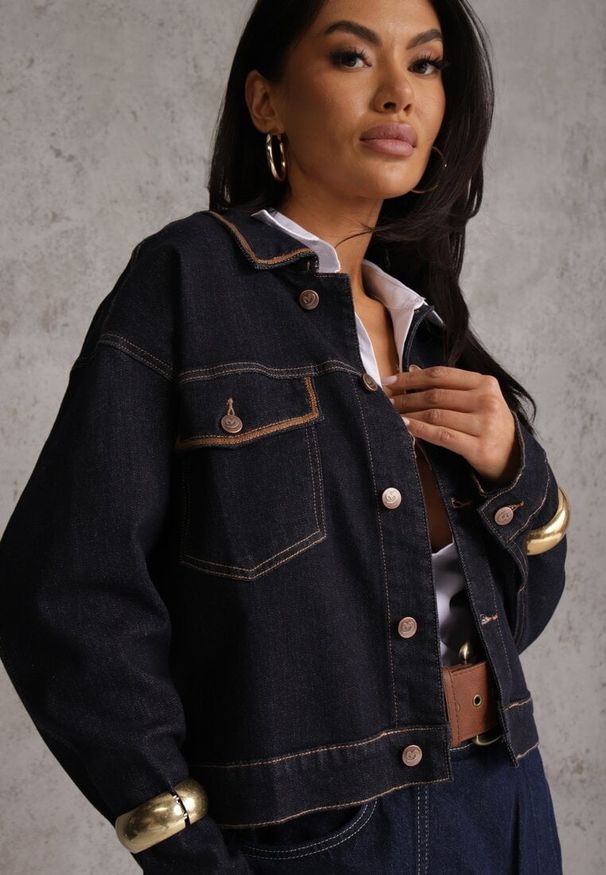 Renee - Niebieska Jeansowa Kurtka z Bawełną z Ozdobnymi Lamówkami Nedine. Kolor: niebieski. Materiał: jeans, bawełna. Styl: boho, klasyczny