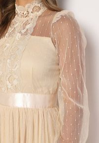 Born2be - Jasnobeżowa Rozkloszowana Sukienka Maxi z Siateczki Ozdobiona Koronką Vireln. Kolor: beżowy. Materiał: koronka. Wzór: koronka, aplikacja. Długość: maxi #7