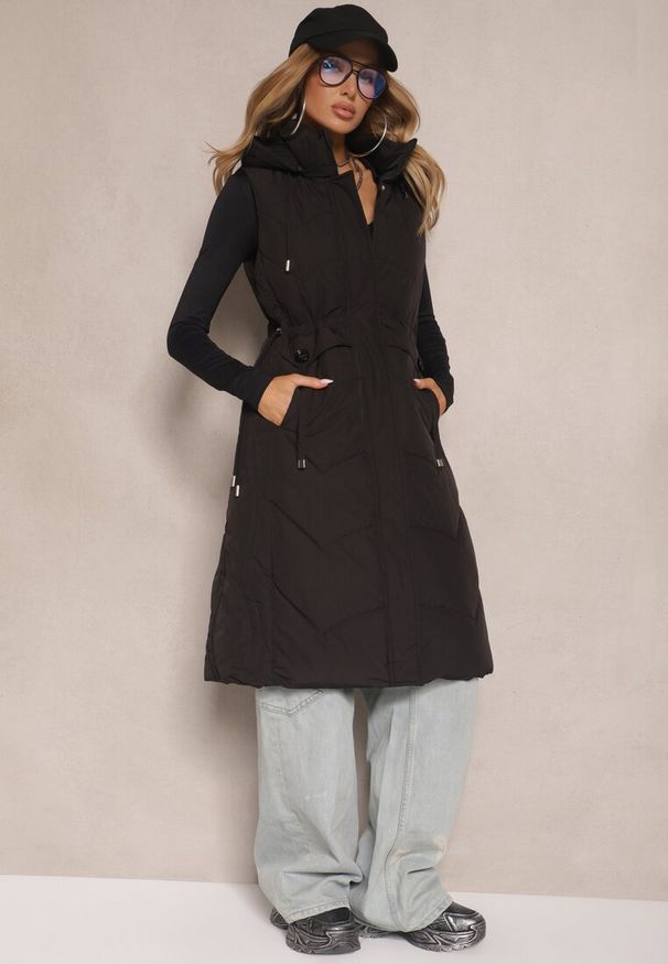 Renee - Czarna Pikowana Kamizelka ze Ściągaczem w Talii i Kapturem z Możliwością Odpięcia Aminstina. Okazja: na spacer. Kolor: czarny. Materiał: jeans. Styl: elegancki