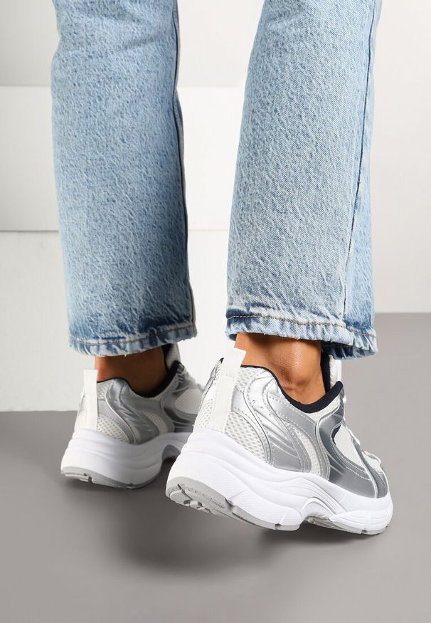 Renee - Biało-Srebrne Sneakersy na Grubej Podeszwie z Cholewką z Siateczką Zollexia. Okazja: na co dzień. Zapięcie: sznurówki. Kolor: biały. Materiał: jeans. Szerokość cholewki: normalna. Sezon: lato, wiosna