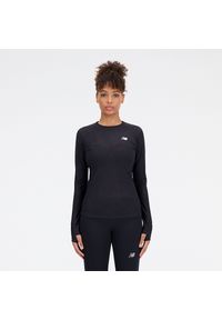 Koszulka damska New Balance WT33282BK – czarna. Kolor: czarny. Materiał: poliester. Długość rękawa: długi rękaw. Długość: długie. Sezon: lato. Sport: bieganie, fitness