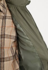 Born2be - Ciemnozielona Klasyczna Kamizelka z Pikowanymi Przeszyciami i Kapturem Ollera. Okazja: na co dzień. Typ kołnierza: kaptur. Kolor: zielony. Materiał: jeans. Styl: klasyczny #3