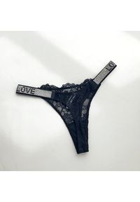 Intica - Stringi koronkowe z ozdobnym napisem Maruschka. Kolor: czarny. Materiał: koronka. Wzór: napisy