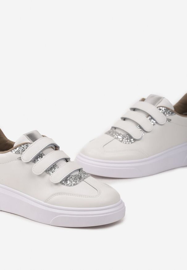 Born2be - Biało-Srebrne Sneakersy z Rzepami z Brokatową i Metaliczną Wstawką Faena. Zapięcie: rzepy. Kolor: biały