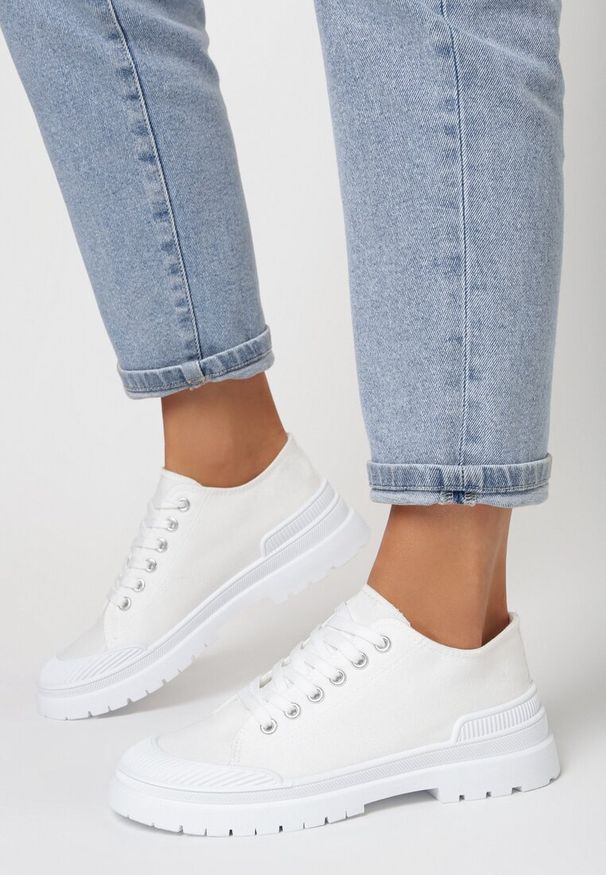 Born2be - Białe Trampki Iolyne. Okazja: na co dzień. Wysokość cholewki: przed kostkę. Kolor: biały. Materiał: materiał, guma, jeans. Szerokość cholewki: normalna. Wzór: aplikacja. Sezon: lato. Styl: casual