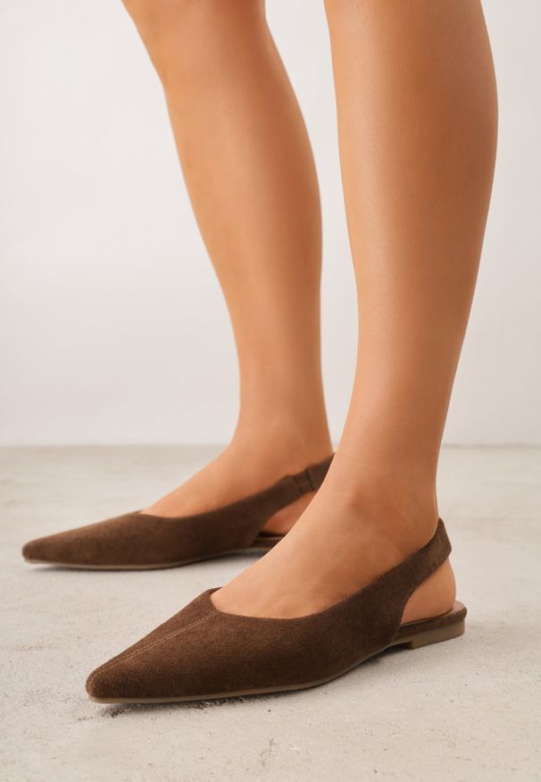 Born2be - Brązowe Balerinki w Stylu Slingback Adriame. Nosek buta: otwarty. Kolor: brązowy. Materiał: zamsz, skóra. Sezon: lato. Obcas: na obcasie. Styl: klasyczny. Wysokość obcasa: niski