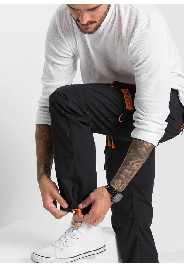 bonprix - Spodnie z kieszeniami cargo, z gumką w talii, o kroju relaxed fit, straight. Kolor: czarny. Styl: sportowy