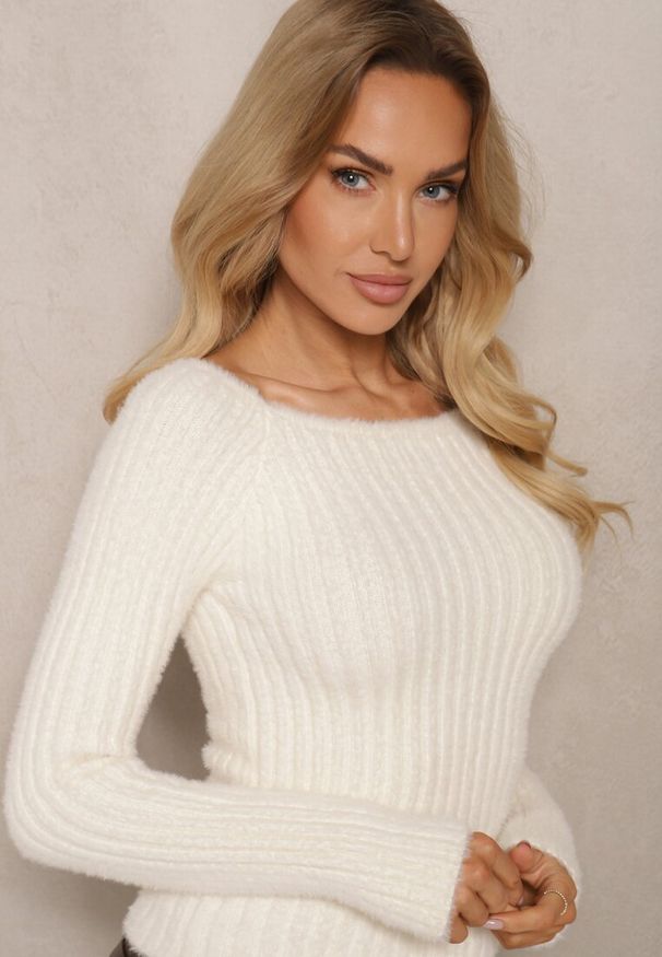 Renee - Jasnobeżowy Casualowy Sweter z Futerkiem Vertida. Okazja: na co dzień. Kolor: beżowy. Materiał: futro. Długość rękawa: długi rękaw. Długość: długie. Wzór: aplikacja. Sezon: zima, jesień. Styl: casual