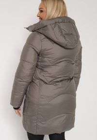 Born2be - Szara Długa Pikowana Kurtka z Nieodpinanym Kapturem Mevessia. Okazja: na co dzień. Kolor: szary. Materiał: jeans. Długość: długie. Styl: klasyczny, casual, elegancki #4