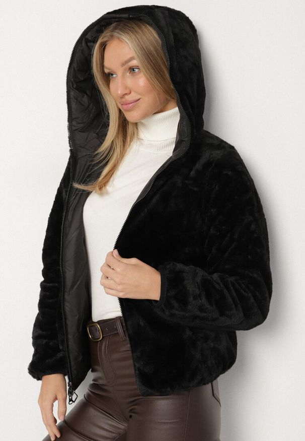 Born2be - Czarna Pikowana Kurtka z Kapturem o Dwustronnym Kroju Tahalia. Okazja: na spacer. Typ kołnierza: kaptur. Kolor: czarny. Materiał: dzianina, poliester, wełna, jeans, futro