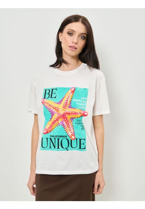 Sinsay - Bawełniana koszulka z nadrukiem - kremowy. Kolor: kremowy. Materiał: bawełna. Wzór: nadruk