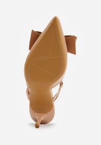 Renee - Ciemnobeżowe Szpilki VICES z Aplikacją w Kształcie Kokardy Evithe. Nosek buta: szpiczasty. Zapięcie: sprzączka. Kolor: beżowy. Materiał: skóra, lakier. Wzór: aplikacja. Sezon: lato. Obcas: na szpilce. Wysokość obcasa: średni #3