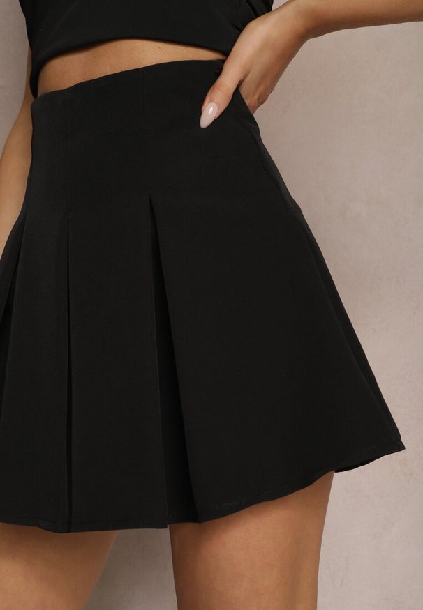 Renee - Czarna Trapezowa Spódnica Mini z Plisami Jenin. Okazja: na co dzień, na imprezę. Kolor: czarny. Materiał: jedwab. Styl: casual, elegancki, wizytowy