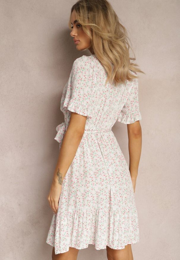 Renee - Biało-Różowa Rozkloszowana Sukienka Wiskozowa Mini w Kwiatowy Print z Falbanką Taelle. Kolor: biały. Materiał: wiskoza. Wzór: nadruk, kwiaty. Długość: mini