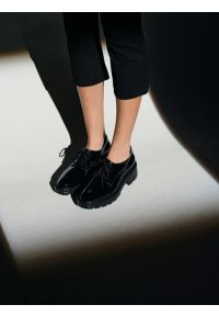 Ryłko - Lakierowane półbuty damskie na masywnym spodzie. Nosek buta: okrągły. Kolor: czarny. Materiał: skóra, lakier. Obcas: na obcasie. Styl: street. Wysokość obcasa: średni #1