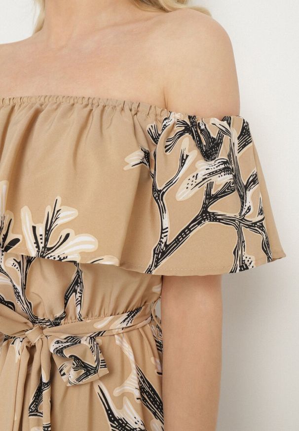 Born2be - Ciemnobeżowa Sukienka Hiszpanka o Rozkloszowanym Kroju z Wiązanym Paskiem Sesiniela. Okazja: na co dzień. Typ kołnierza: dekolt hiszpanka. Kolor: beżowy. Typ sukienki: rozkloszowane. Styl: elegancki, casual