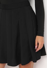 Born2be - Czarna Spódnica z Zakładkami Zapinana na Ukryty z Boku Suwak Ricercara. Okazja: na co dzień. Kolor: czarny. Styl: klasyczny, casual, elegancki