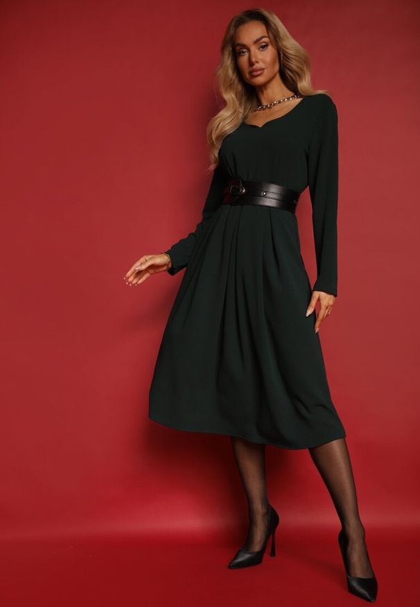 Renee - Ciemnozielona Sukienka o Rozkloszowanym Kroju z Trójkątnym Dekoltem Temivara. Okazja: na co dzień. Kolor: zielony. Materiał: jeans. Wzór: bez wzorów. Typ sukienki: proste, rozkloszowane. Styl: casual, elegancki