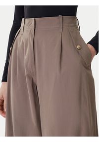 Guess Spodnie materiałowe W6RB08 WJ692 Brązowy Regular Fit. Kolor: brązowy. Materiał: syntetyk, bawełna #3