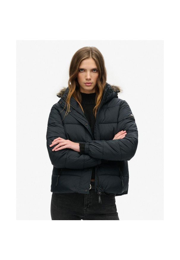 Superdry - Krótka kurtka z kapturem i podszewką marki SUPERDRY.. Typ kołnierza: kaptur. Kolor: czarny. Długość rękawa: długi rękaw. Długość: krótkie. Styl: elegancki