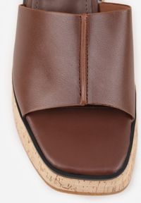 Renee - Ciemnobrązowe Sandały z Klamerką VICES na Koturnie Stylizowanym na Drewniany Lynnoris. Okazja: na imprezę, na co dzień. Zapięcie: pasek. Kolor: brązowy. Sezon: lato. Obcas: na koturnie. Styl: boho, casual #9