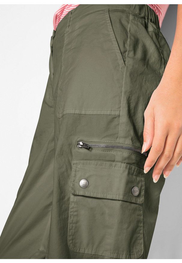 bonprix - Dżinsy bojówki z bawełny, mid waist. Kolor: zielony. Materiał: bawełna