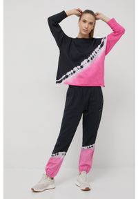 DKNY - Dkny spodnie dresowe damskie kolor różowy wzorzyste. Kolor: różowy. Materiał: dresówka